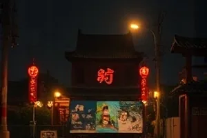 《年鉴之外》图书馆密集书架俯拍封面