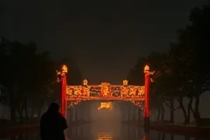 《双城谜案》两座城市天际线交替叠化封面